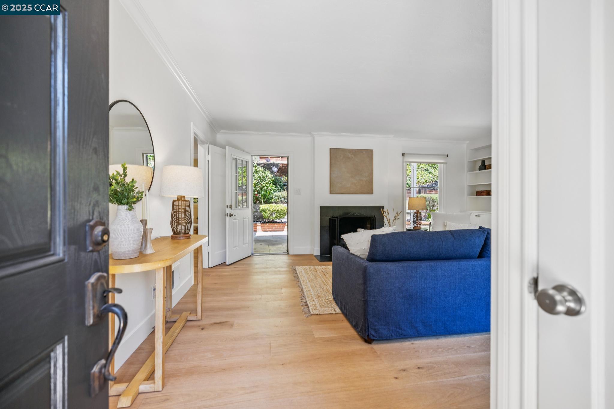 Detail Gallery Image 5 of 50 For 5844 Harbord Dr, Oakland,  CA 94611 - 3 Beds | 2 Baths
