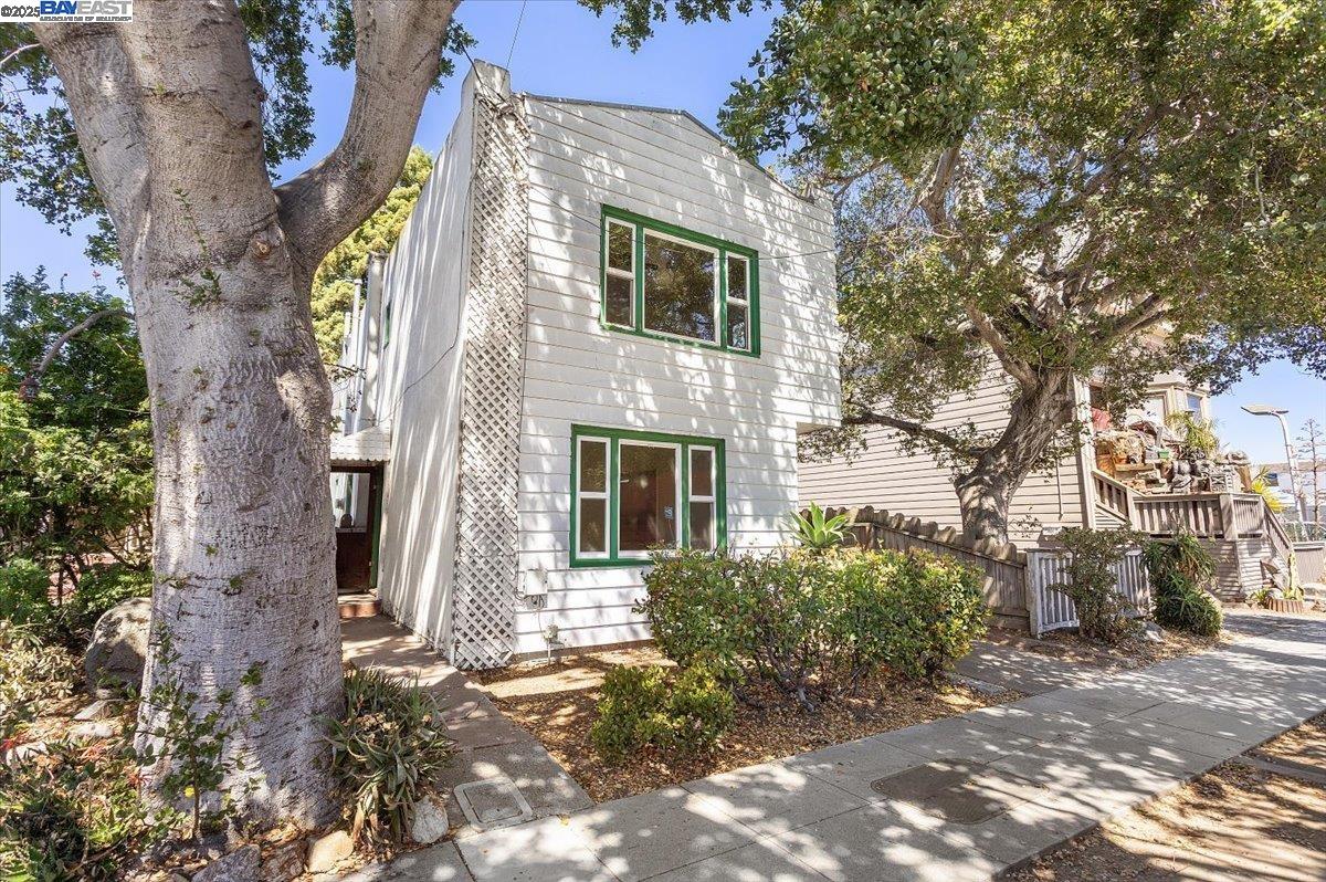Detail Gallery Image 1 of 44 For 2255 Lincoln Ave., Alameda,  CA 94501 - 2 Beds | 2 Baths