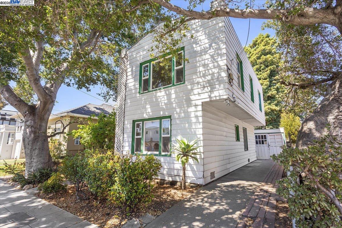Detail Gallery Image 2 of 44 For 2255 Lincoln Ave., Alameda,  CA 94501 - 2 Beds | 2 Baths