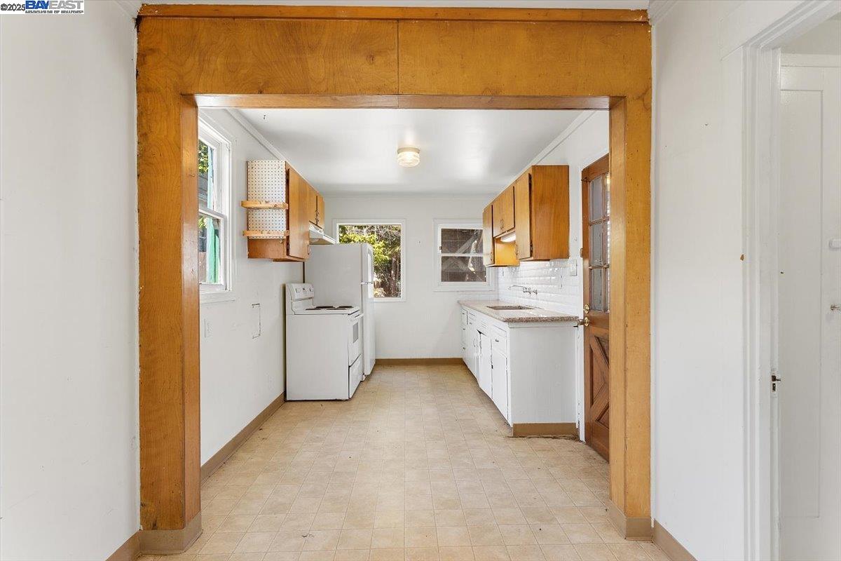 Detail Gallery Image 11 of 44 For 2255 Lincoln Ave., Alameda,  CA 94501 - 2 Beds | 2 Baths