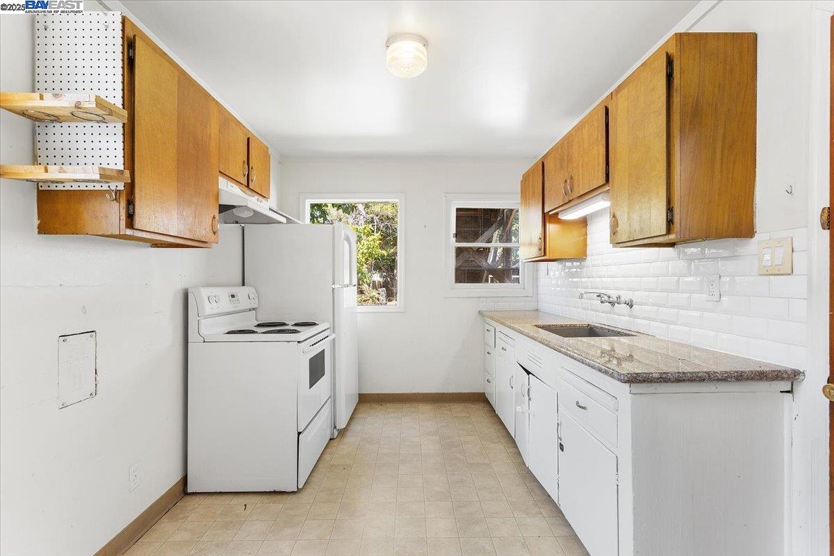 Detail Gallery Image 12 of 44 For 2255 Lincoln Ave., Alameda,  CA 94501 - 2 Beds | 2 Baths