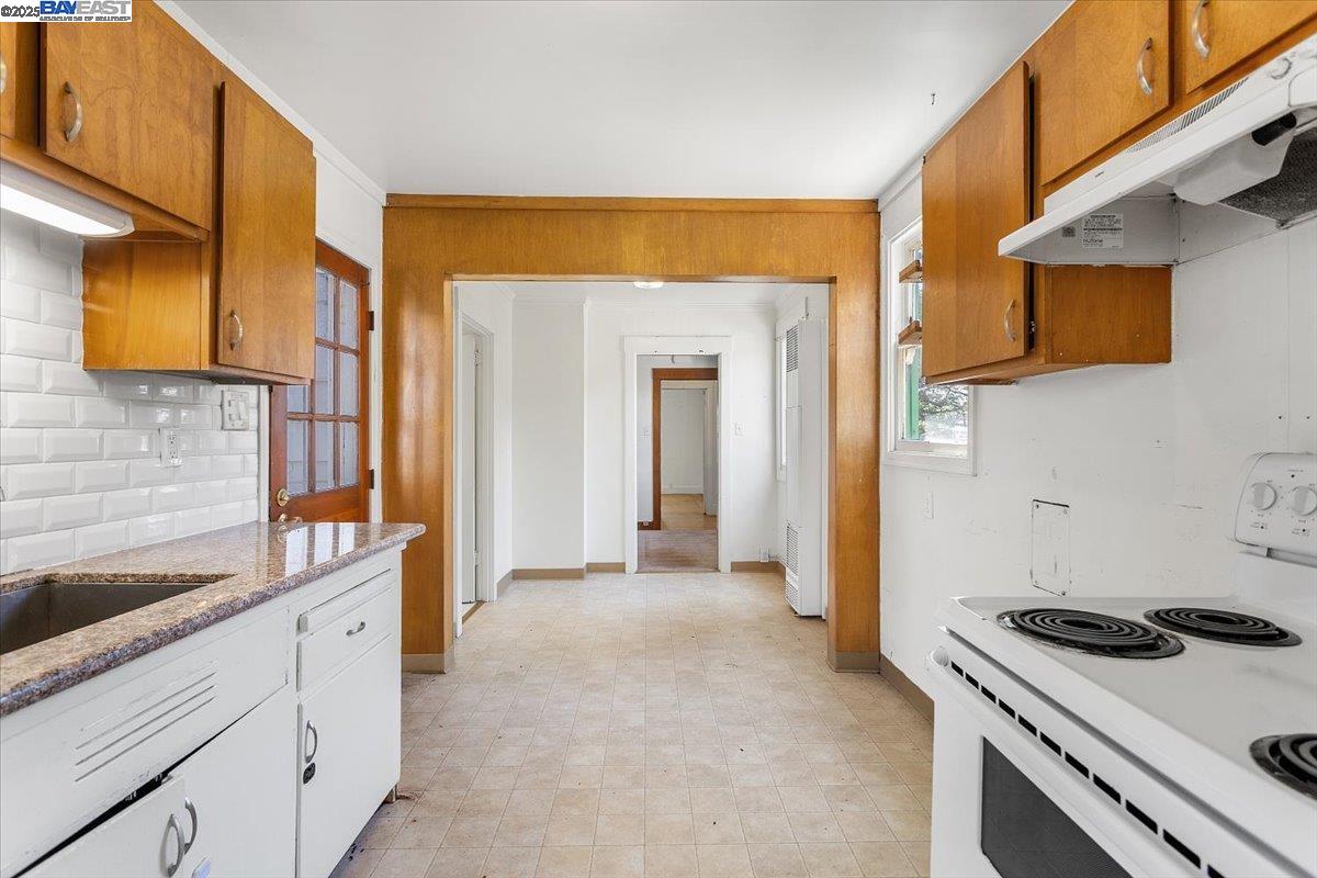 Detail Gallery Image 13 of 44 For 2255 Lincoln Ave., Alameda,  CA 94501 - 2 Beds | 2 Baths