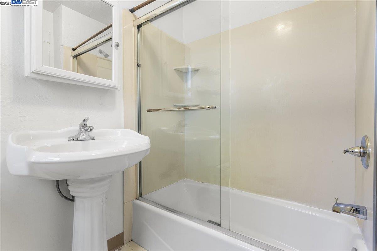 Detail Gallery Image 14 of 44 For 2255 Lincoln Ave., Alameda,  CA 94501 - 2 Beds | 2 Baths