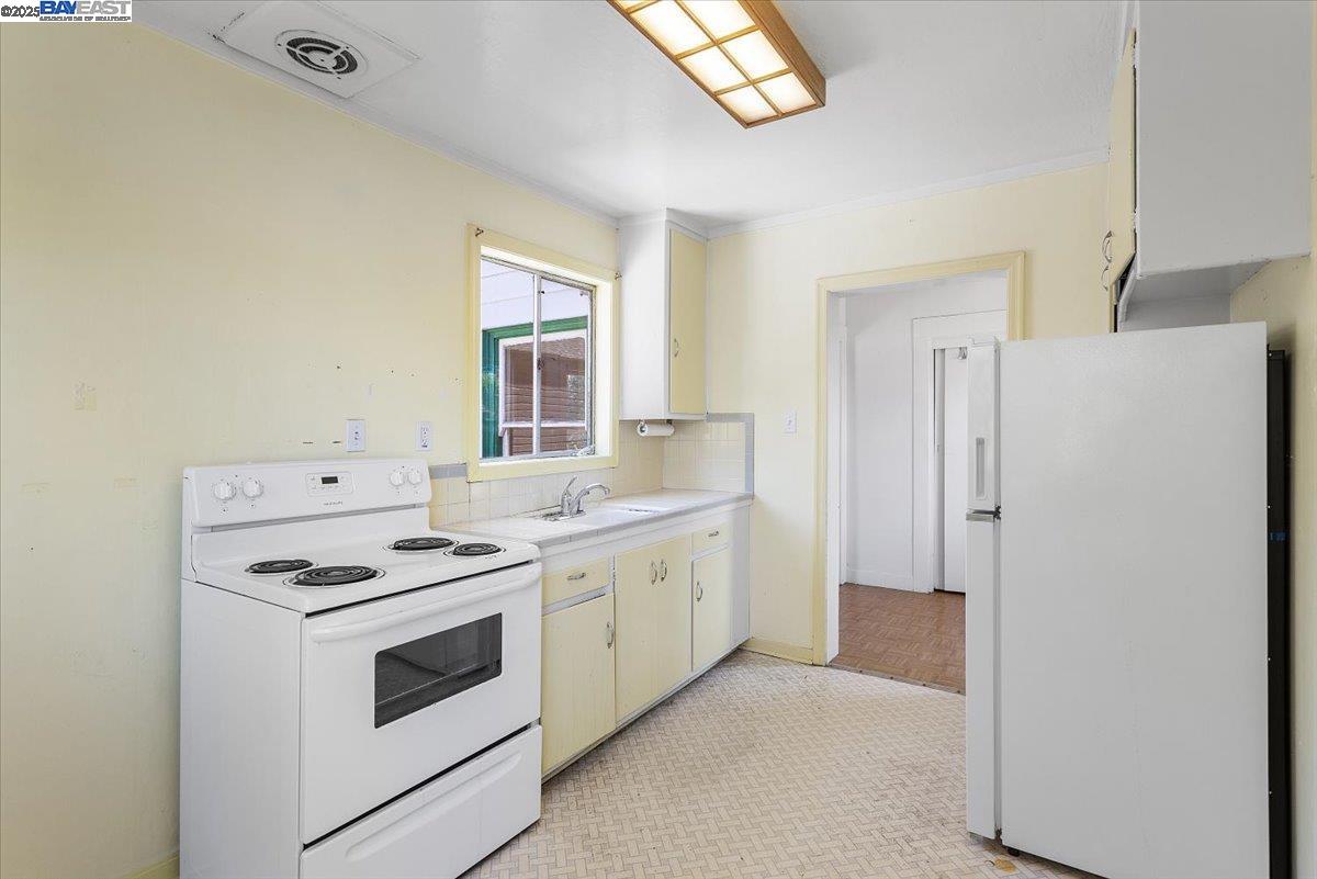 Detail Gallery Image 17 of 44 For 2255 Lincoln Ave., Alameda,  CA 94501 - 2 Beds | 2 Baths