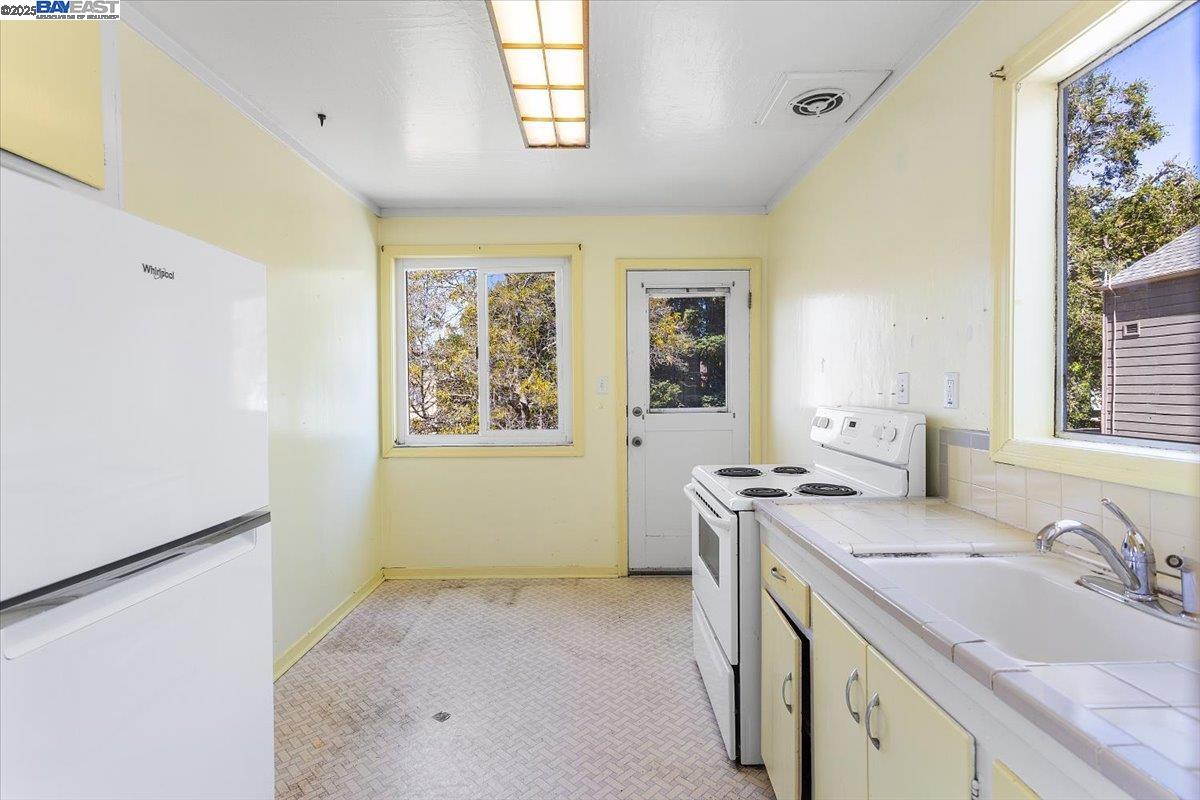 Detail Gallery Image 19 of 44 For 2255 Lincoln Ave., Alameda,  CA 94501 - 2 Beds | 2 Baths