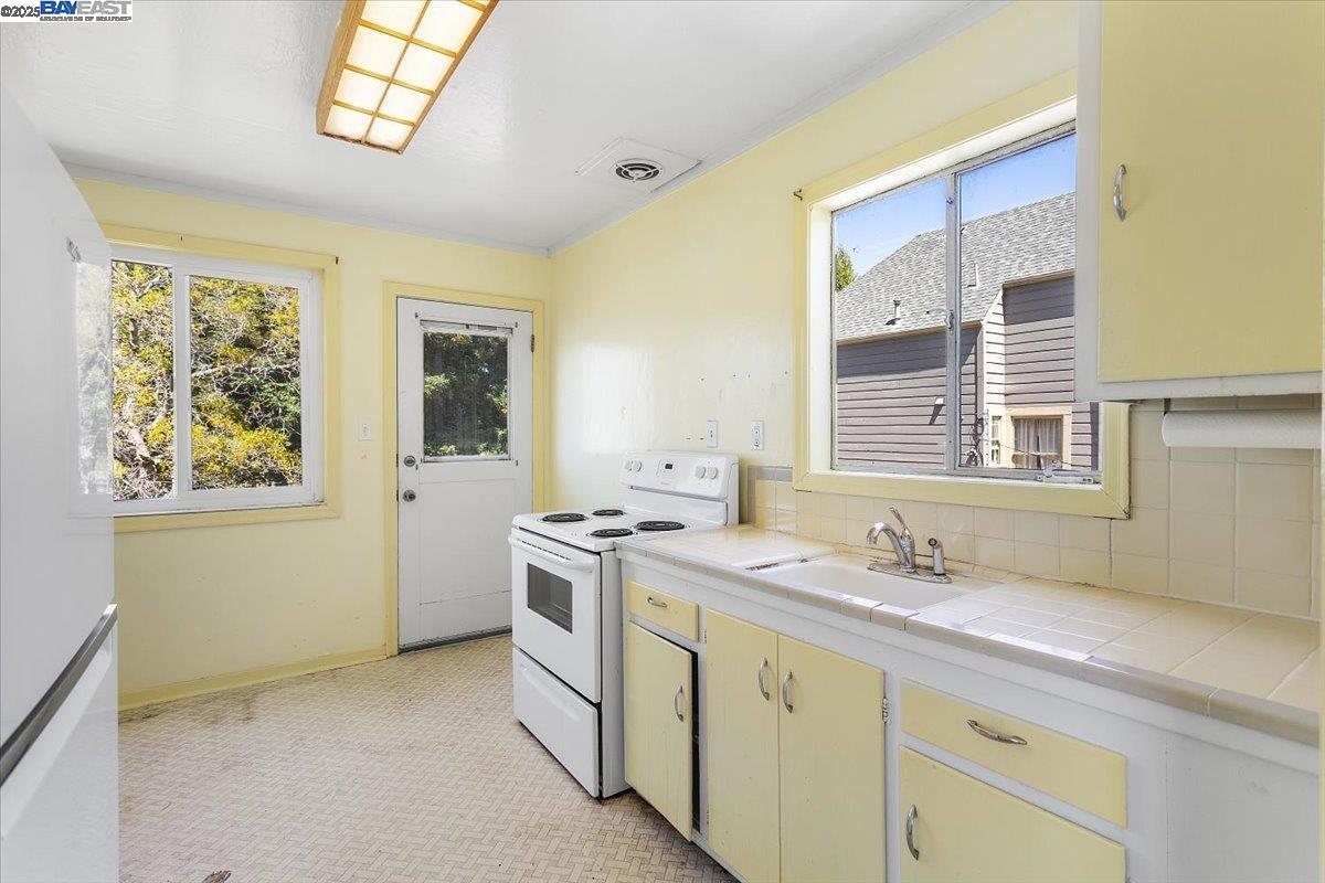 Detail Gallery Image 20 of 44 For 2255 Lincoln Ave., Alameda,  CA 94501 - 2 Beds | 2 Baths