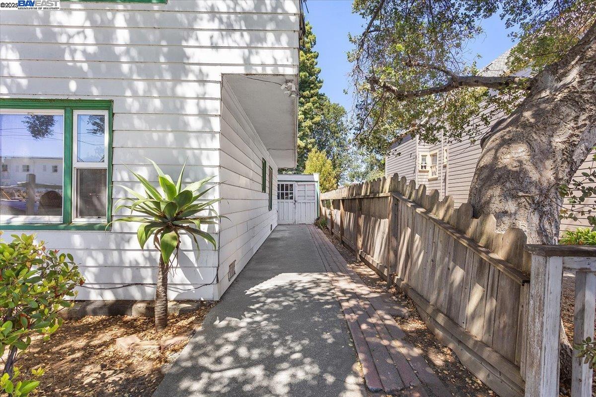 Detail Gallery Image 3 of 44 For 2255 Lincoln Ave., Alameda,  CA 94501 - 2 Beds | 2 Baths