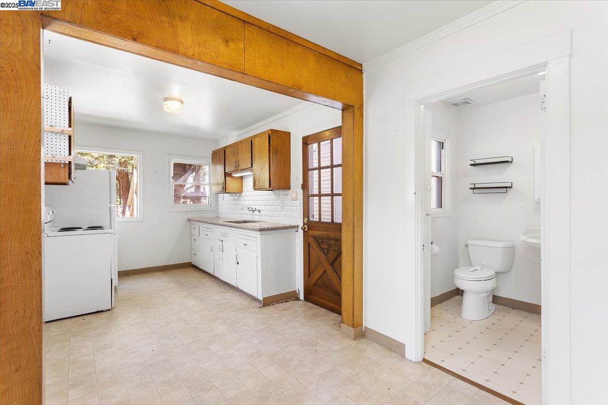 Detail Gallery Image 10 of 44 For 2255 Lincoln Ave., Alameda,  CA 94501 - 2 Beds | 2 Baths