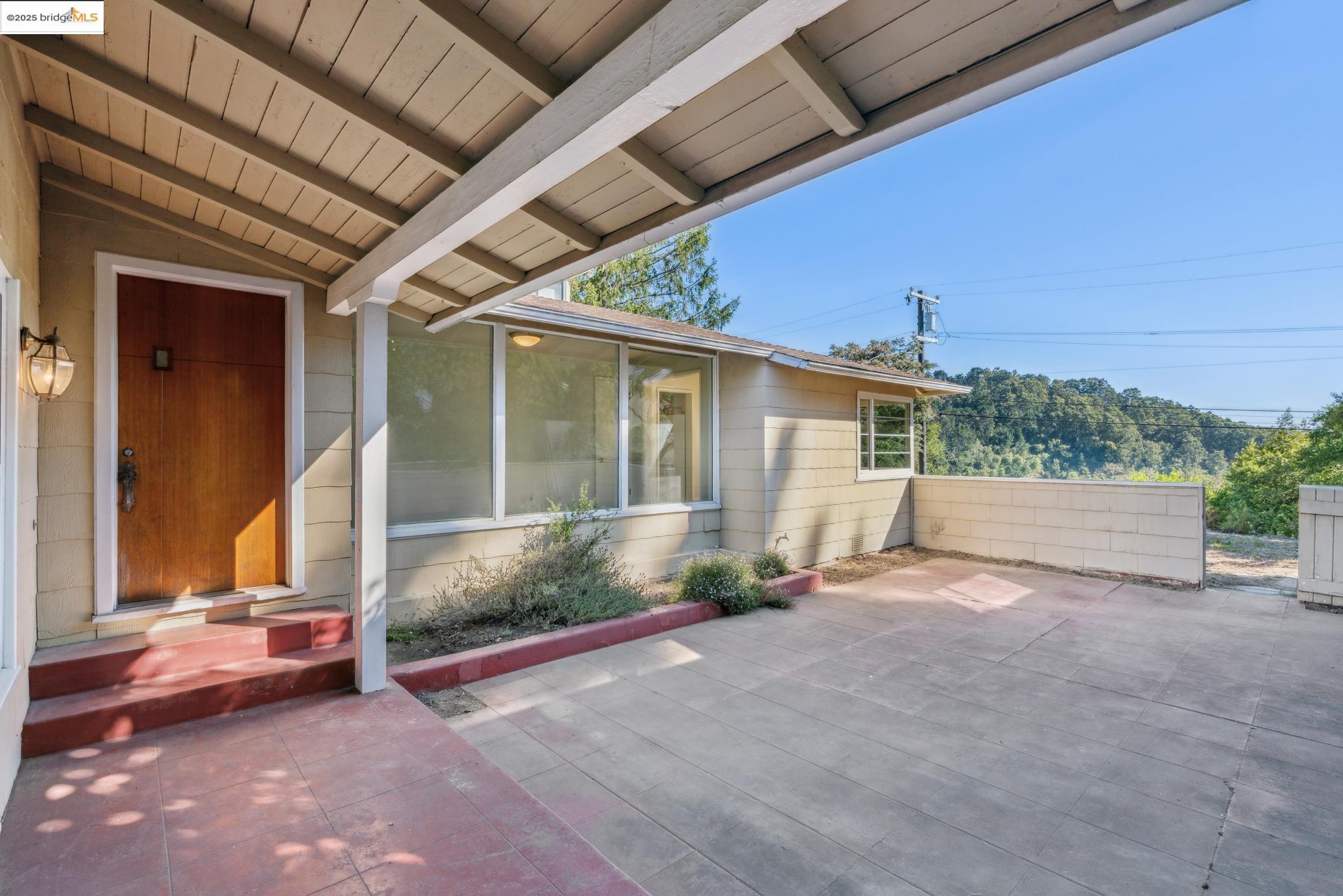 Detail Gallery Image 1 of 38 For 119 Villanova Dr, Oakland,  CA 94611 - 2 Beds | 1/1 Baths