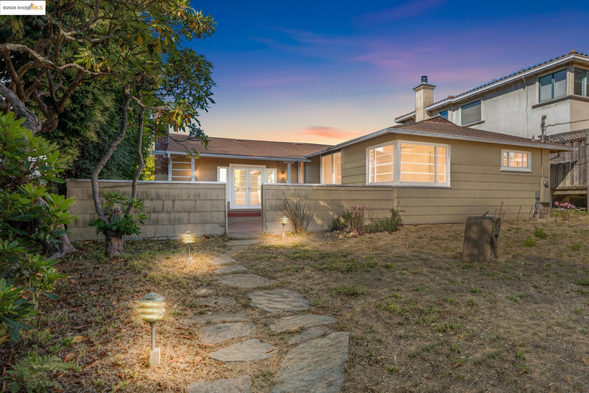 Detail Gallery Image 2 of 38 For 119 Villanova Dr, Oakland,  CA 94611 - 2 Beds | 1/1 Baths