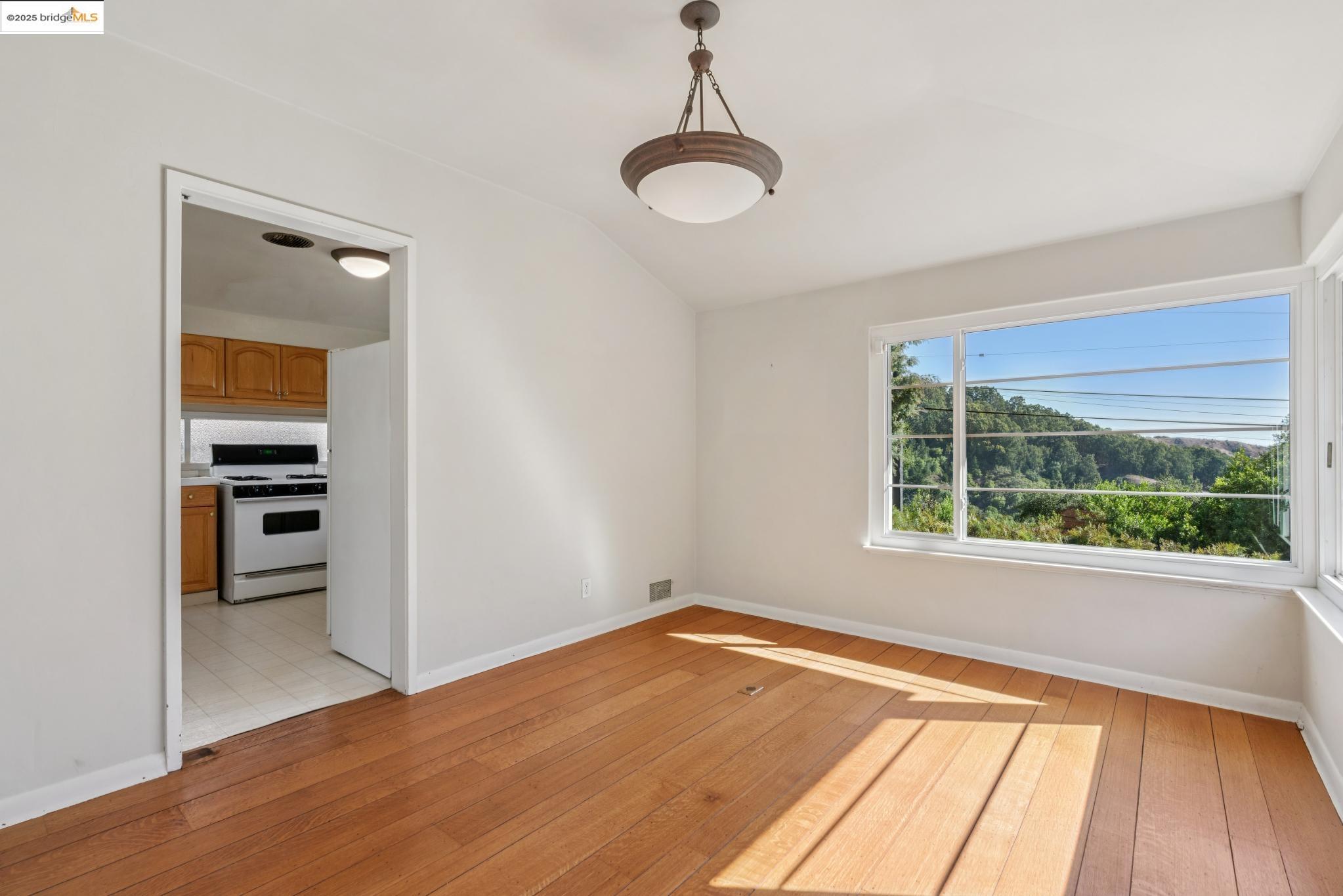 Detail Gallery Image 11 of 38 For 119 Villanova Dr, Oakland,  CA 94611 - 2 Beds | 1/1 Baths