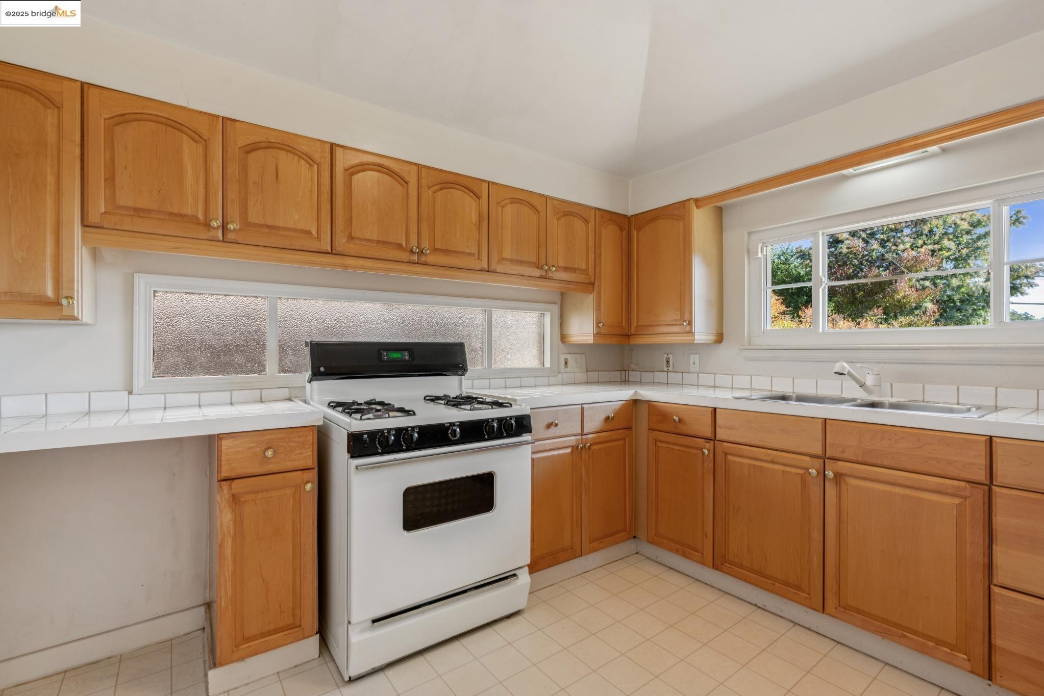 Detail Gallery Image 12 of 38 For 119 Villanova Dr, Oakland,  CA 94611 - 2 Beds | 1/1 Baths