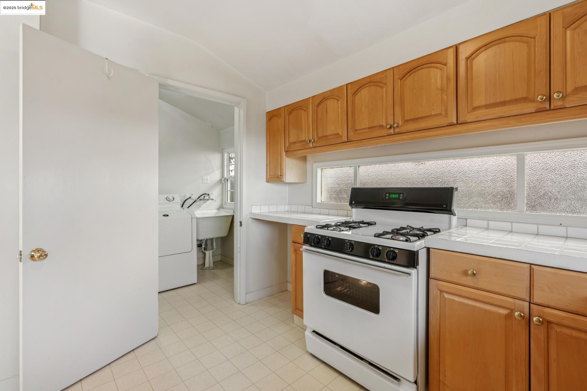 Detail Gallery Image 13 of 38 For 119 Villanova Dr, Oakland,  CA 94611 - 2 Beds | 1/1 Baths