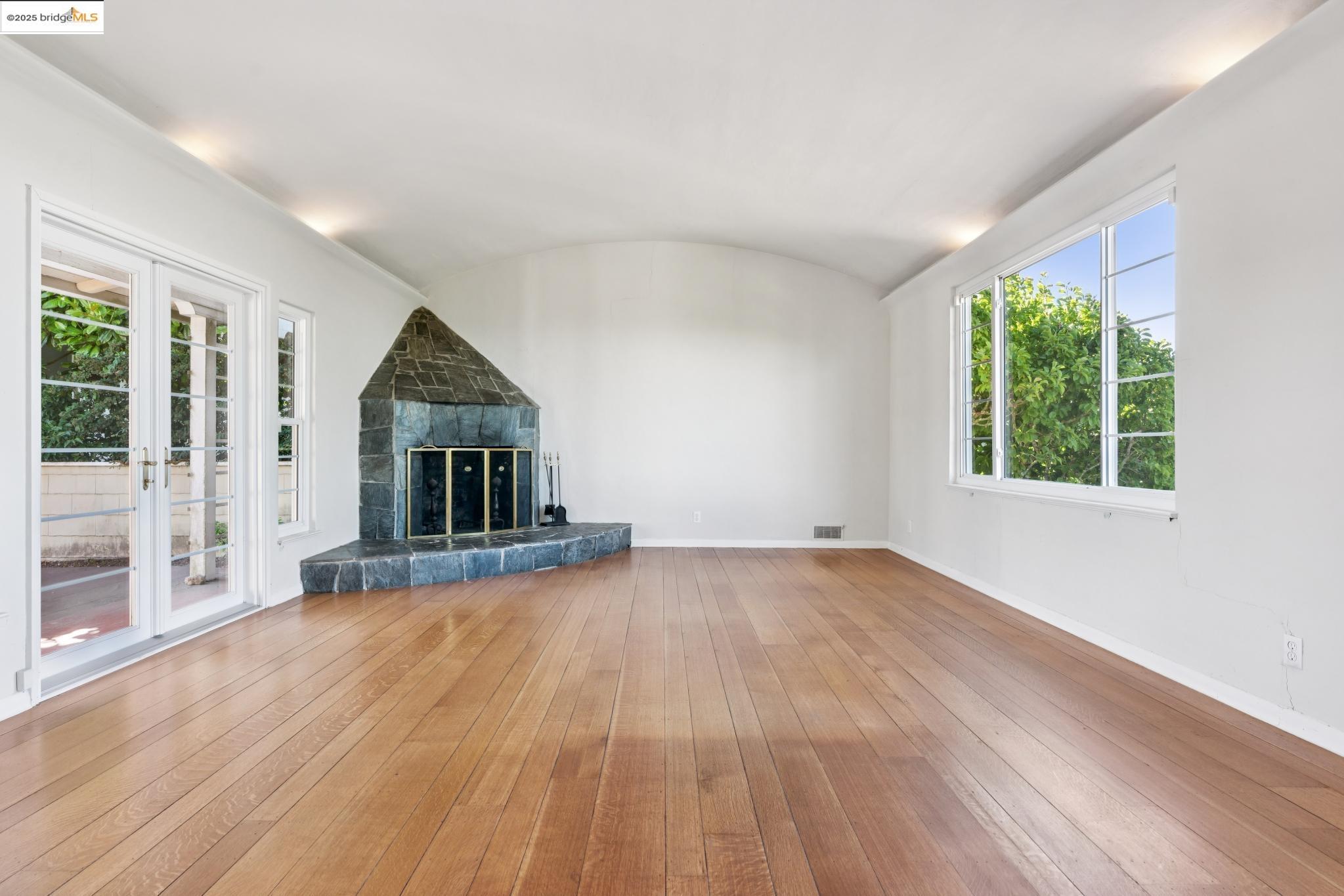 Detail Gallery Image 15 of 38 For 119 Villanova Dr, Oakland,  CA 94611 - 2 Beds | 1/1 Baths