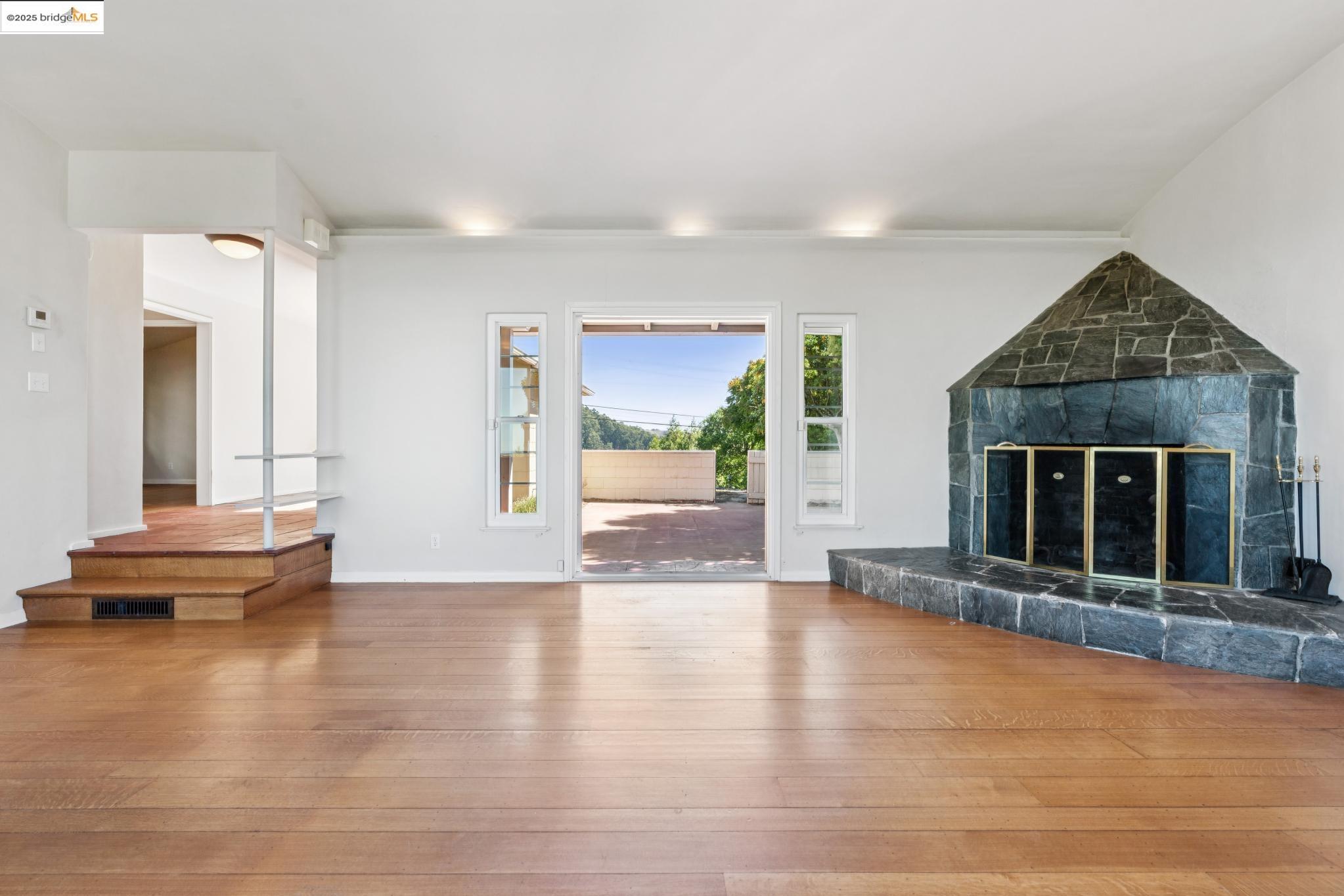 Detail Gallery Image 16 of 38 For 119 Villanova Dr, Oakland,  CA 94611 - 2 Beds | 1/1 Baths