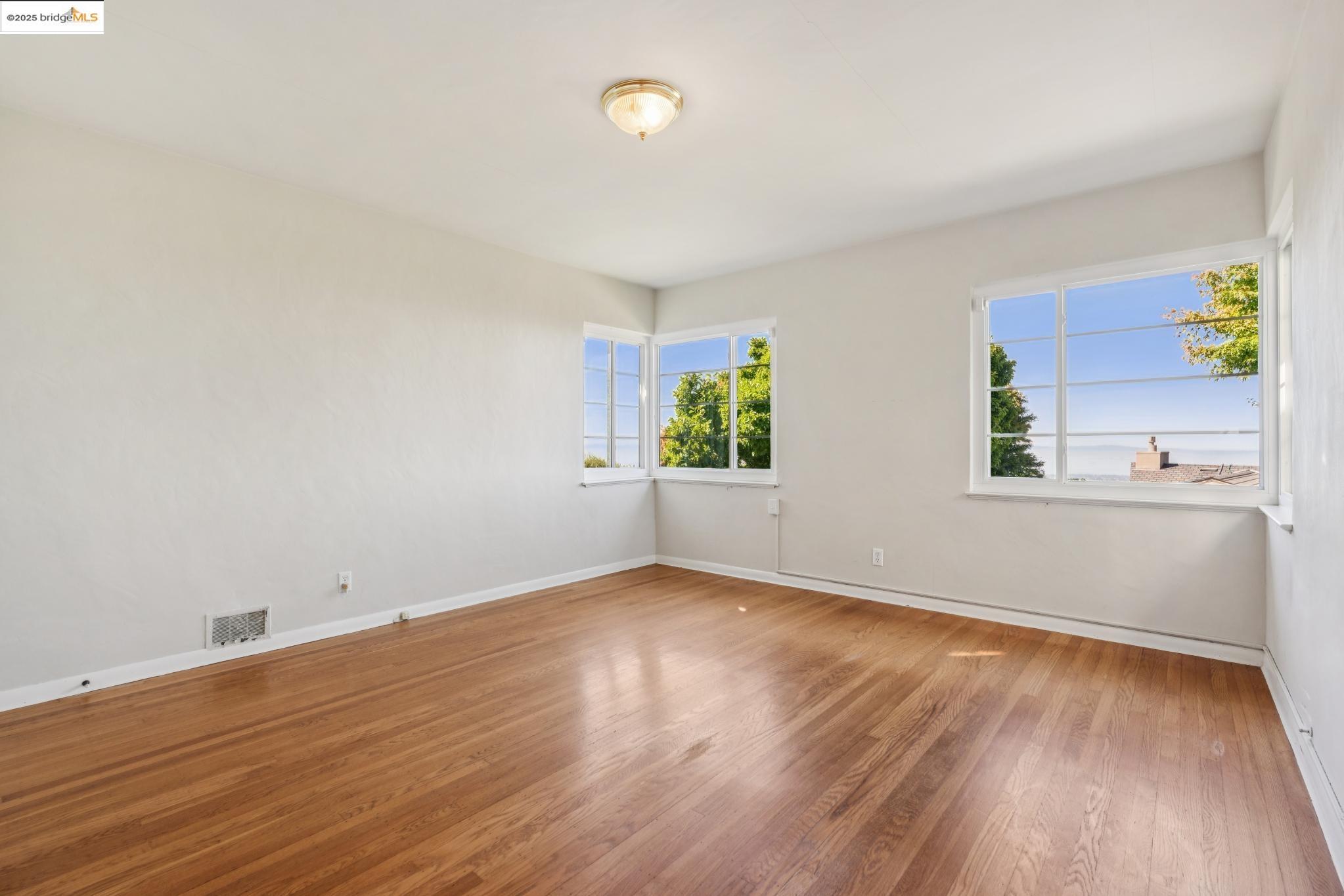 Detail Gallery Image 20 of 38 For 119 Villanova Dr, Oakland,  CA 94611 - 2 Beds | 1/1 Baths