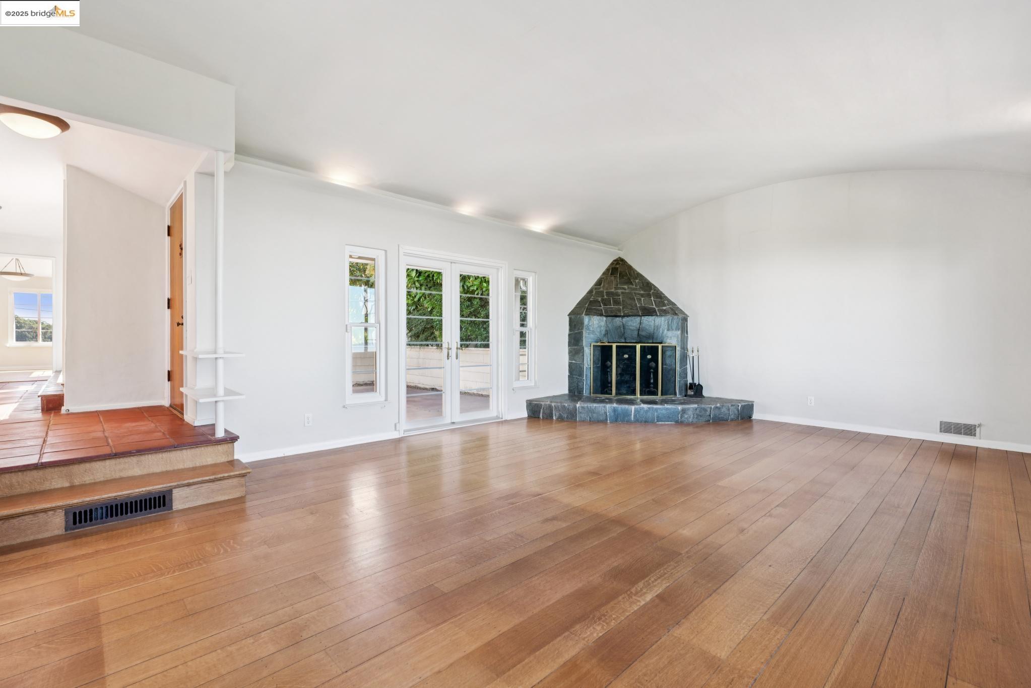 Detail Gallery Image 3 of 38 For 119 Villanova Dr, Oakland,  CA 94611 - 2 Beds | 1/1 Baths