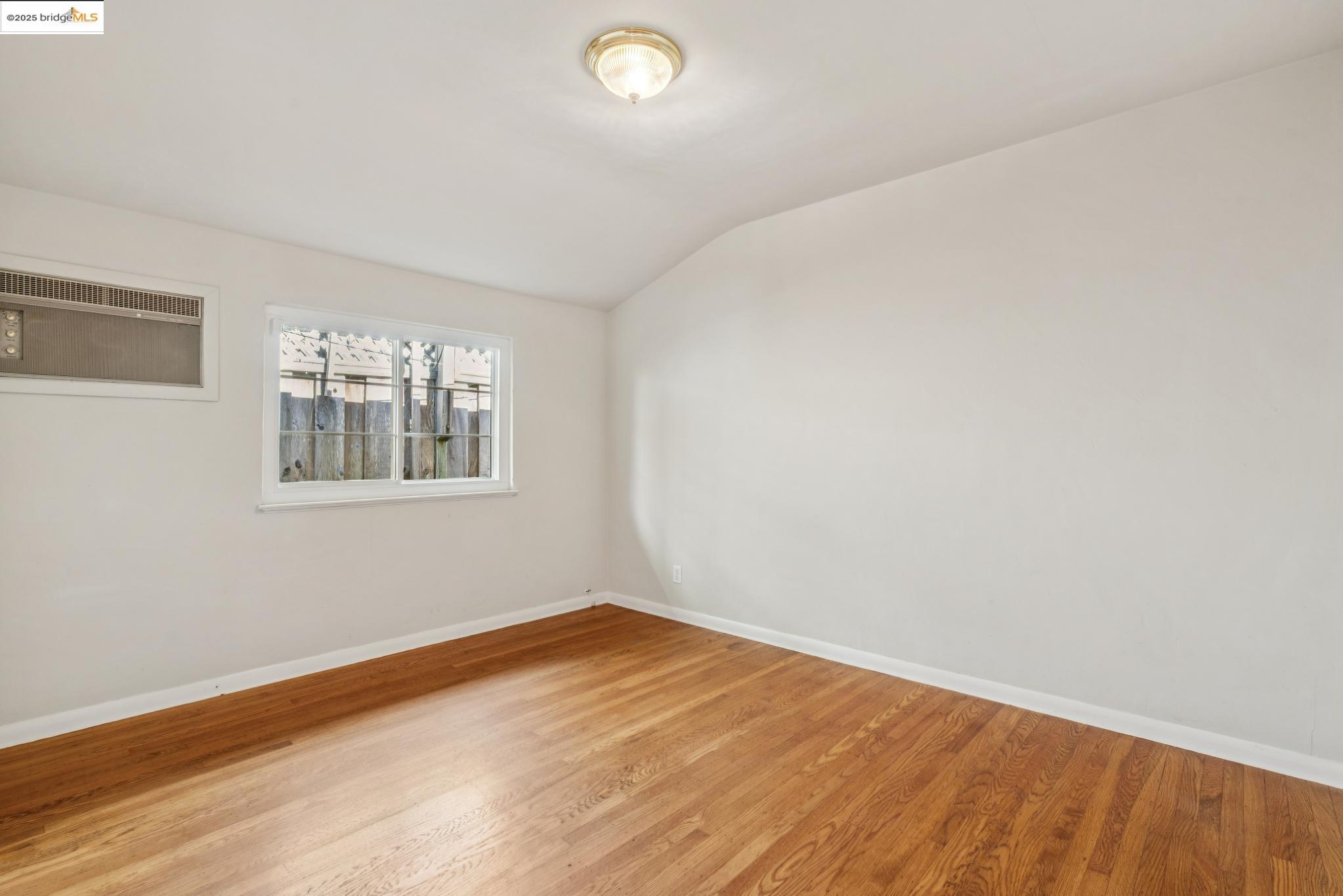 Detail Gallery Image 23 of 38 For 119 Villanova Dr, Oakland,  CA 94611 - 2 Beds | 1/1 Baths