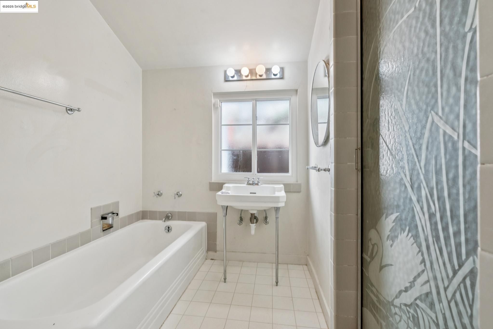 Detail Gallery Image 25 of 38 For 119 Villanova Dr, Oakland,  CA 94611 - 2 Beds | 1/1 Baths