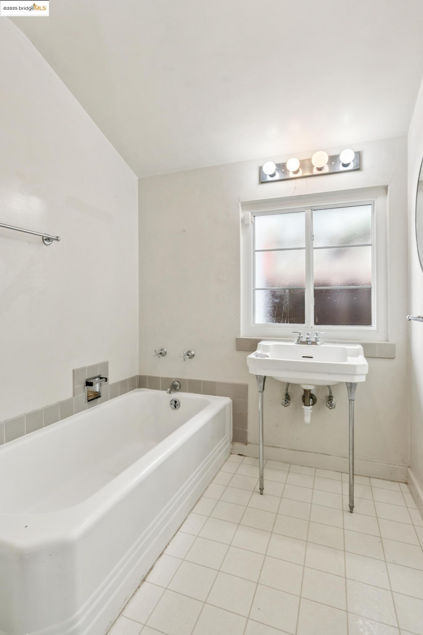 Detail Gallery Image 26 of 38 For 119 Villanova Dr, Oakland,  CA 94611 - 2 Beds | 1/1 Baths