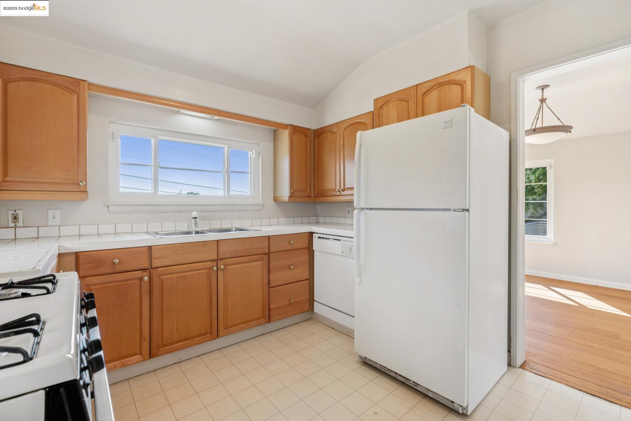 Detail Gallery Image 4 of 38 For 119 Villanova Dr, Oakland,  CA 94611 - 2 Beds | 1/1 Baths