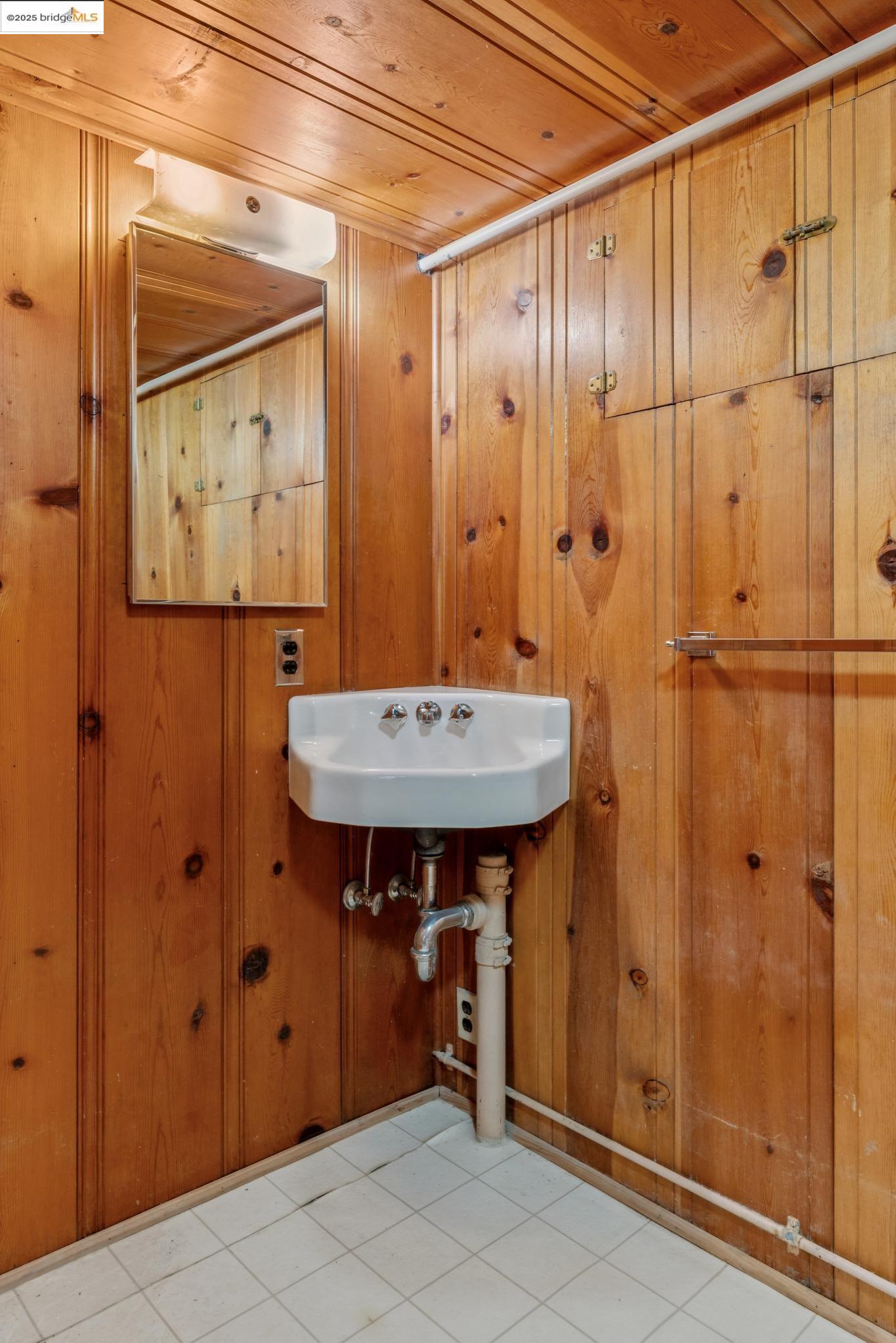 Detail Gallery Image 31 of 38 For 119 Villanova Dr, Oakland,  CA 94611 - 2 Beds | 1/1 Baths