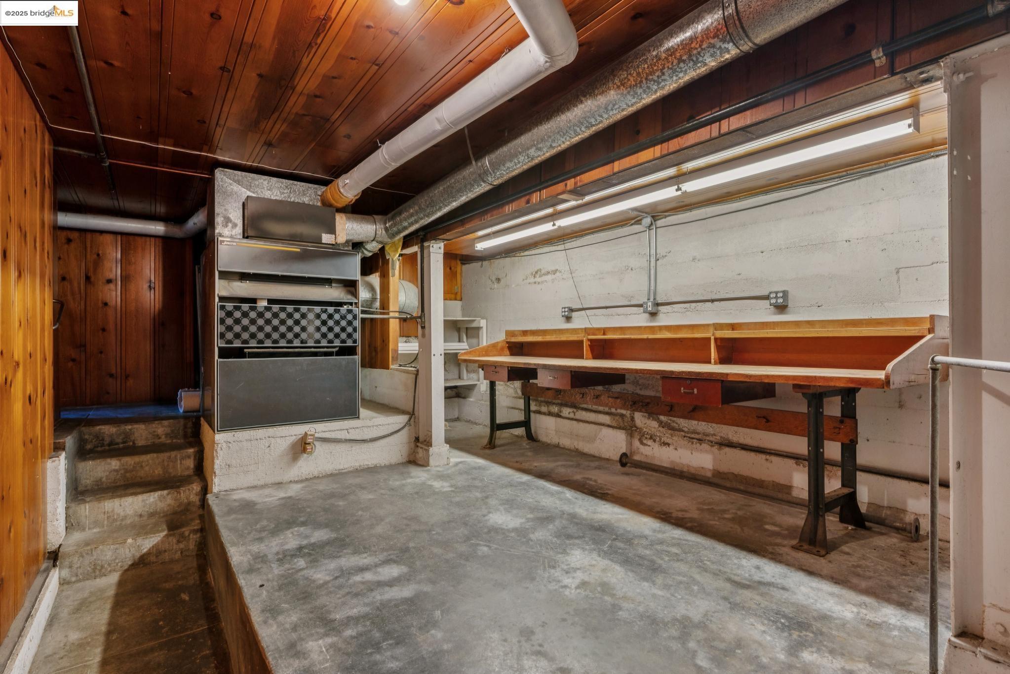 Detail Gallery Image 33 of 38 For 119 Villanova Dr, Oakland,  CA 94611 - 2 Beds | 1/1 Baths