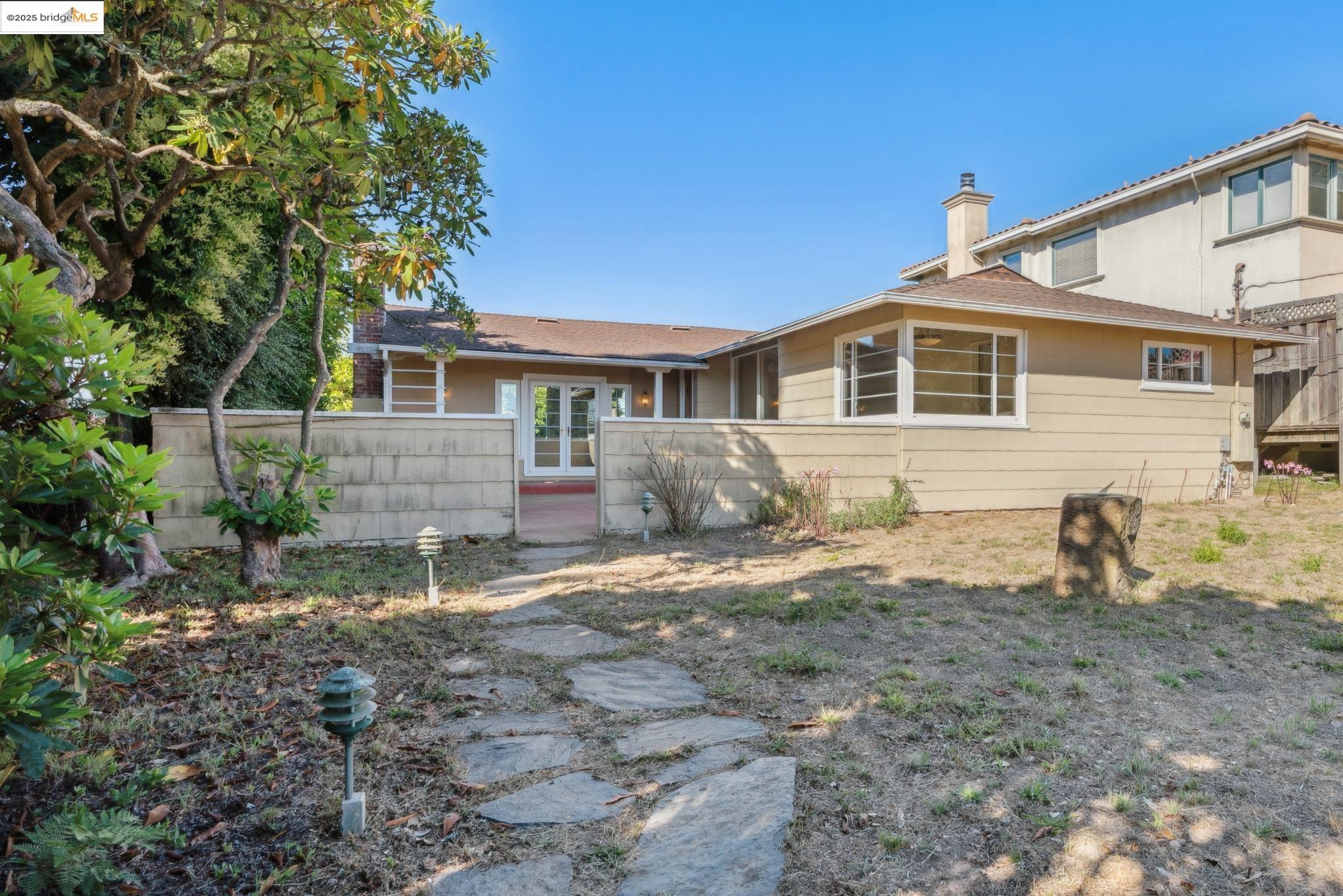 Detail Gallery Image 5 of 38 For 119 Villanova Dr, Oakland,  CA 94611 - 2 Beds | 1/1 Baths