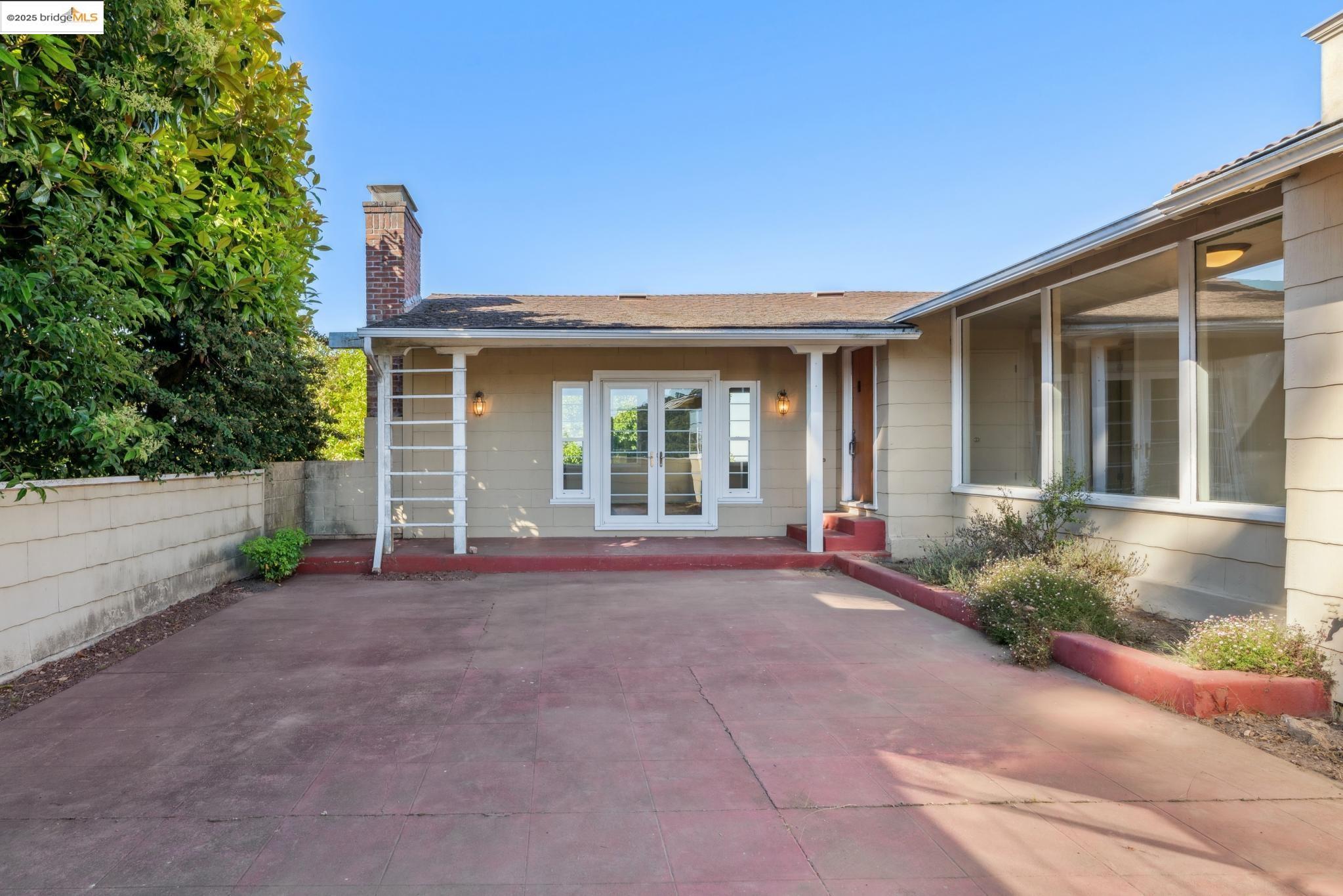 Detail Gallery Image 6 of 38 For 119 Villanova Dr, Oakland,  CA 94611 - 2 Beds | 1/1 Baths