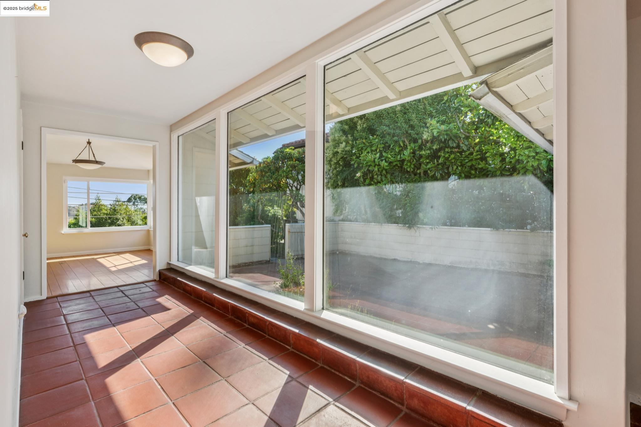 Detail Gallery Image 7 of 38 For 119 Villanova Dr, Oakland,  CA 94611 - 2 Beds | 1/1 Baths