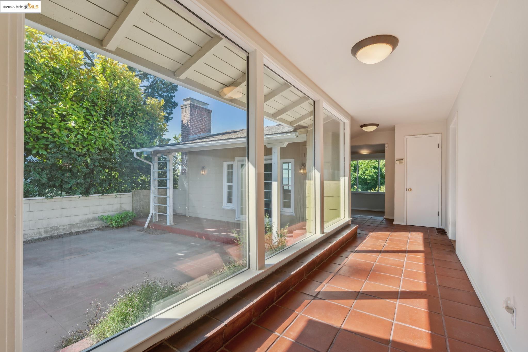 Detail Gallery Image 8 of 38 For 119 Villanova Dr, Oakland,  CA 94611 - 2 Beds | 1/1 Baths