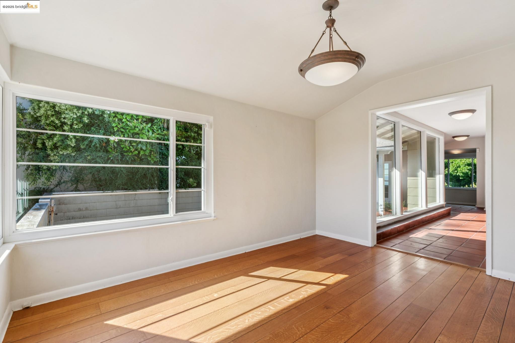 Detail Gallery Image 9 of 38 For 119 Villanova Dr, Oakland,  CA 94611 - 2 Beds | 1/1 Baths