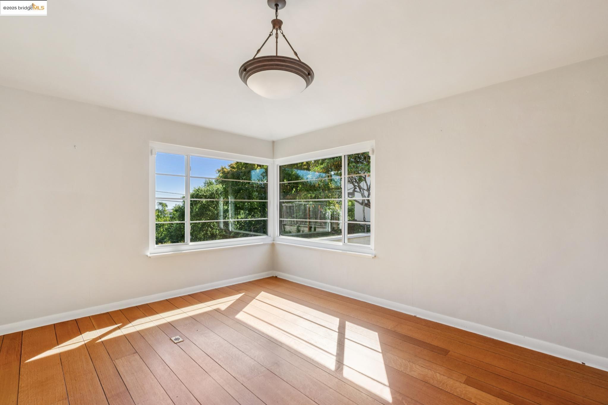 Detail Gallery Image 10 of 38 For 119 Villanova Dr, Oakland,  CA 94611 - 2 Beds | 1/1 Baths