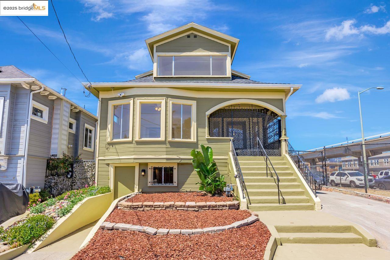 Detail Gallery Image 1 of 1 For 806 54th St, Oakland,  CA 94608 - 6 Beds | 3 Baths