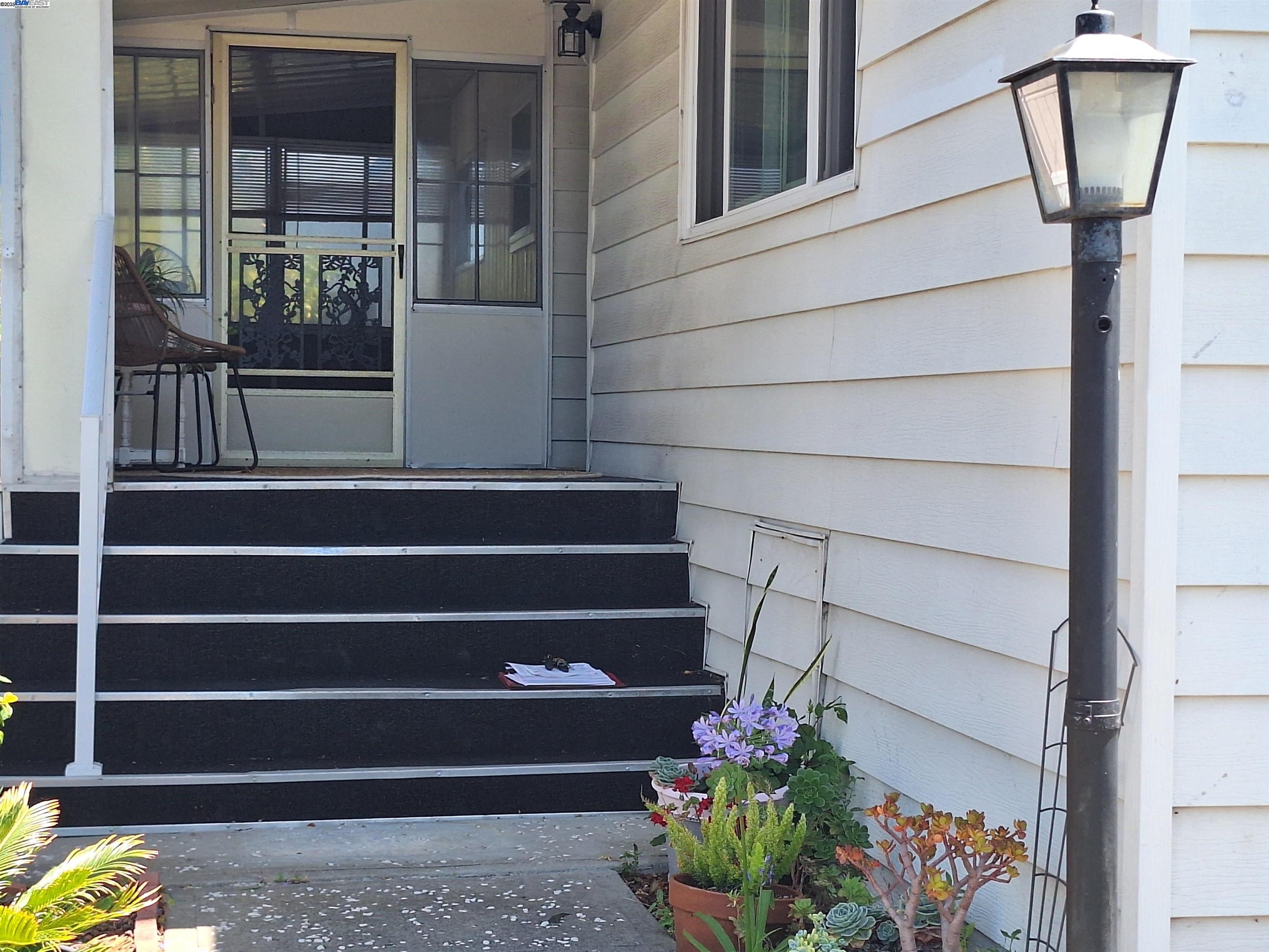 Detail Gallery Image 5 of 38 For 105 Santa Teresa, San Leandro,  CA 94579 - 2 Beds | 2 Baths