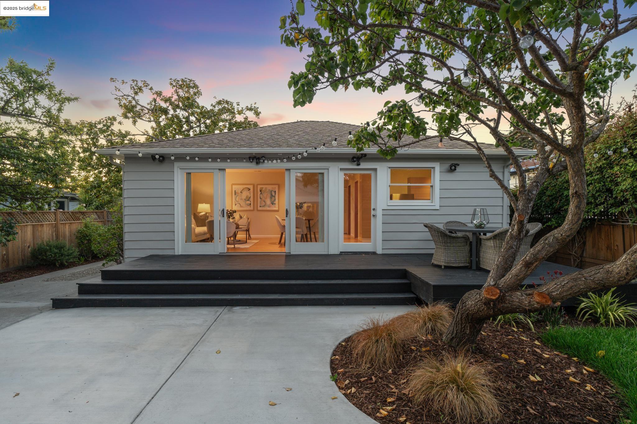 Detail Gallery Image 2 of 60 For 1708 Derby St, Berkeley,  CA 94703 - 3 Beds | 2/1 Baths