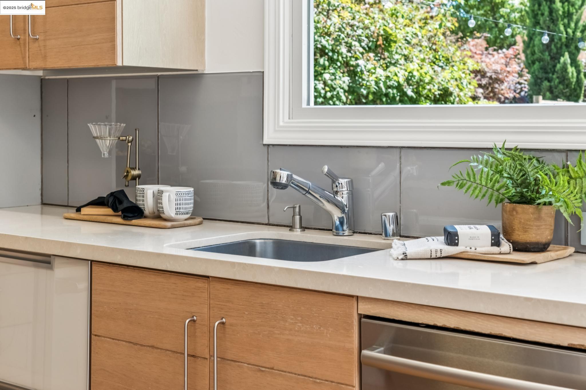 Detail Gallery Image 14 of 60 For 1708 Derby St, Berkeley,  CA 94703 - 3 Beds | 2/1 Baths
