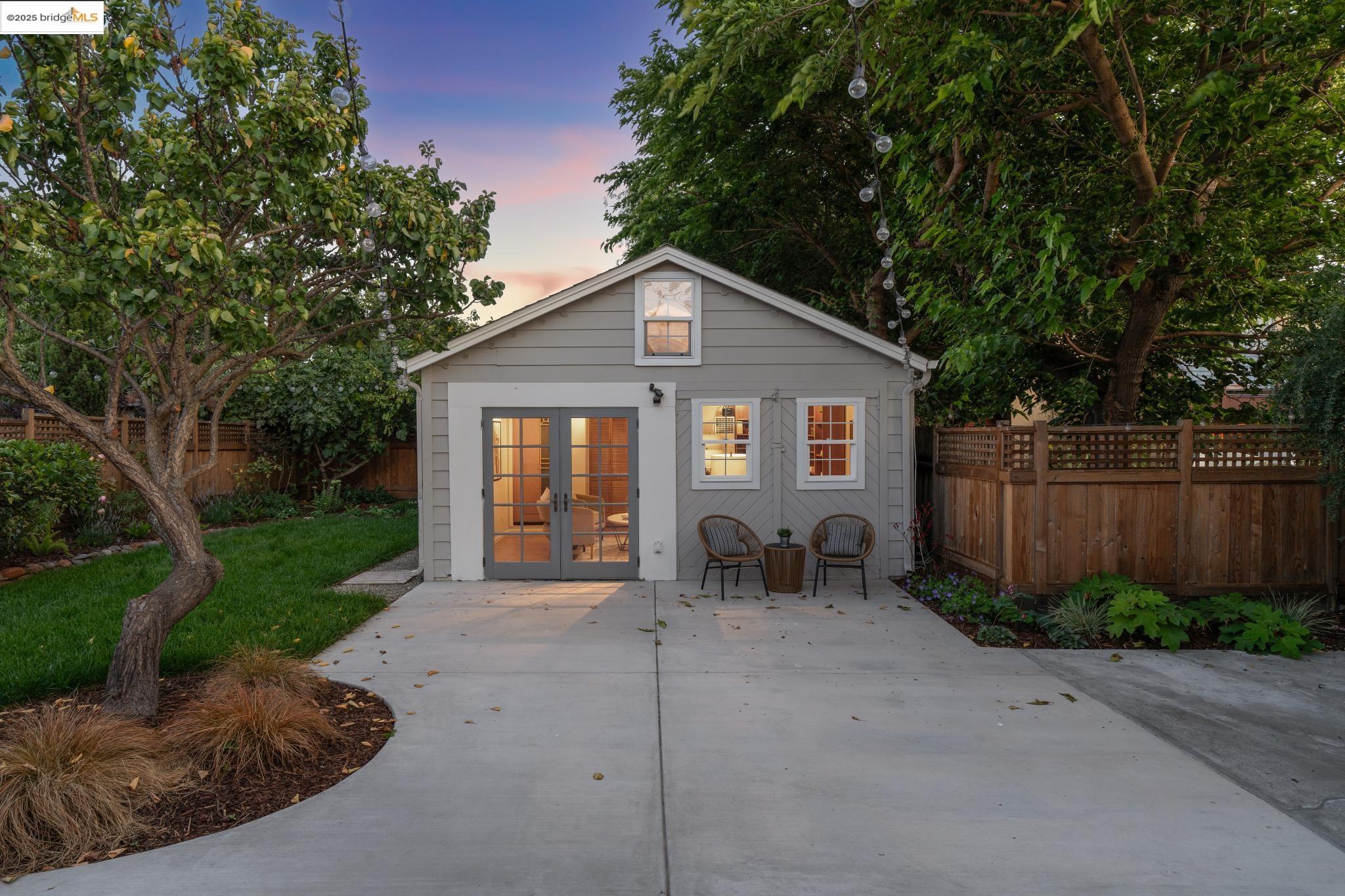 Detail Gallery Image 3 of 60 For 1708 Derby St, Berkeley,  CA 94703 - 3 Beds | 2/1 Baths