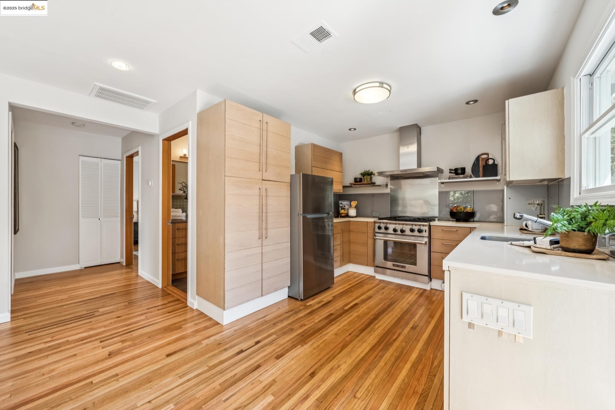 Detail Gallery Image 10 of 60 For 1708 Derby St, Berkeley,  CA 94703 - 3 Beds | 2/1 Baths