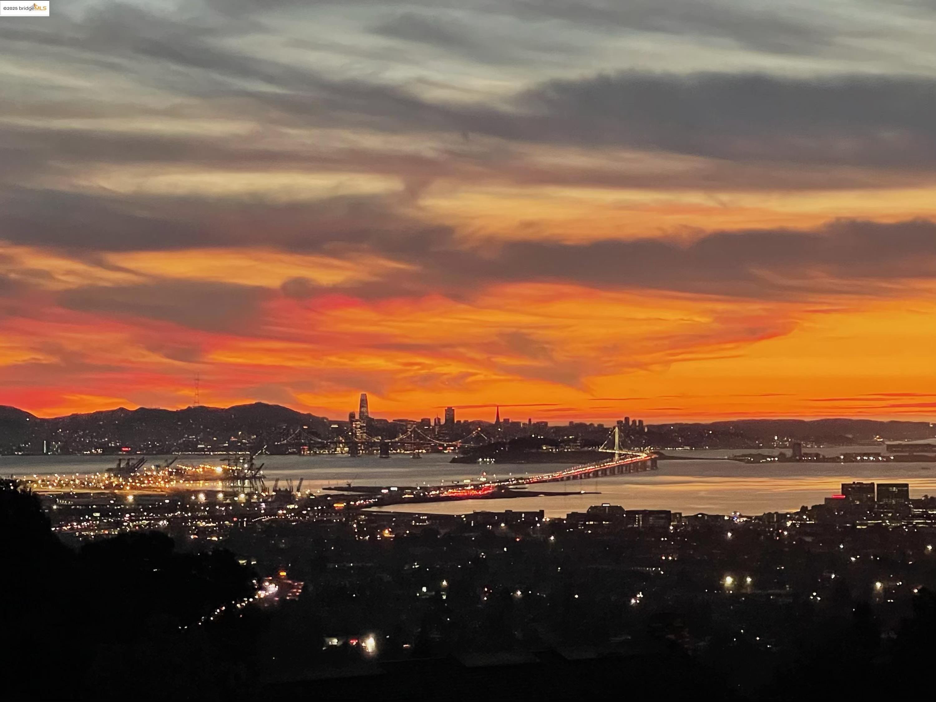 Detail Gallery Image 2 of 31 For 40 Spy Glass Hill, Oakland,  CA 94618 - 1 Beds | 1 Baths