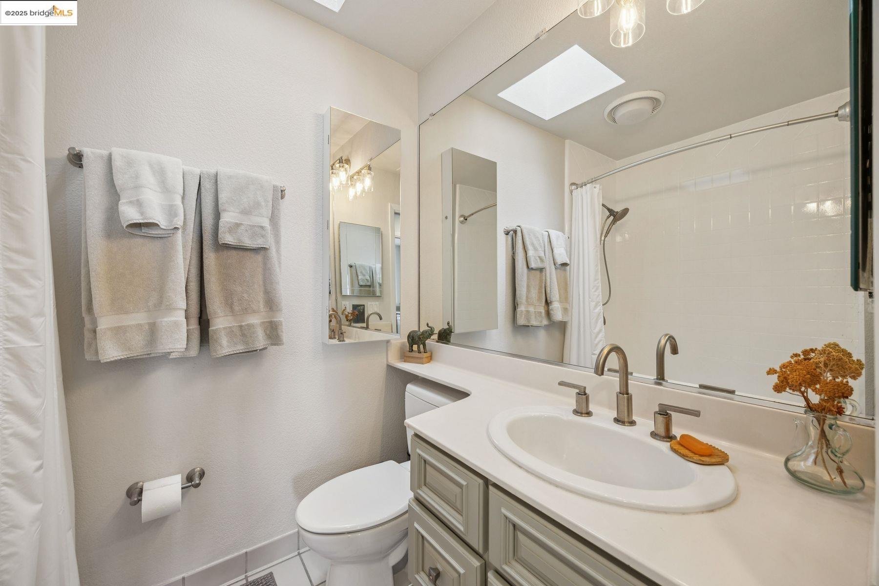Detail Gallery Image 16 of 31 For 40 Spy Glass Hill, Oakland,  CA 94618 - 1 Beds | 1 Baths