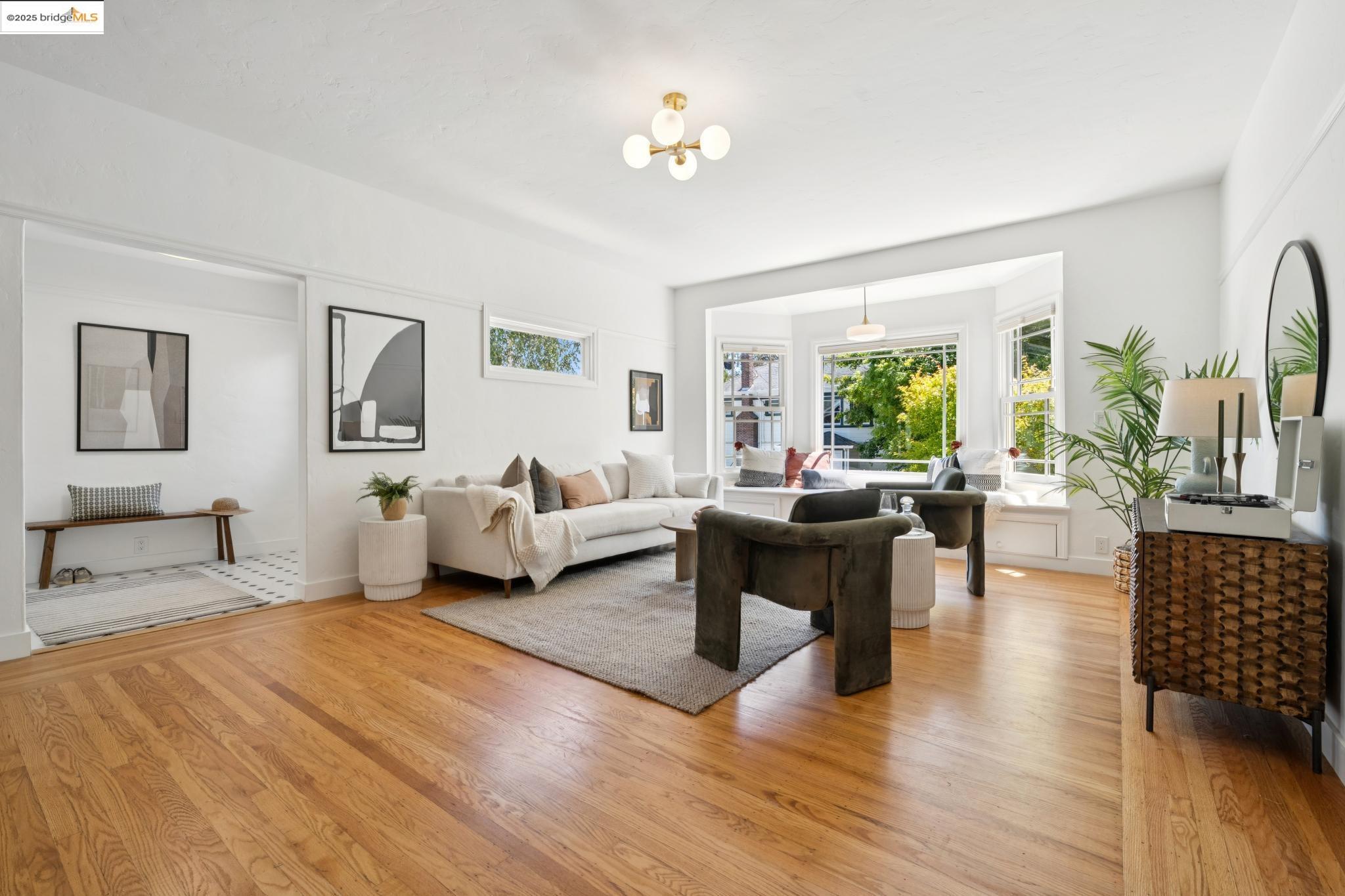 Detail Gallery Image 5 of 49 For 406 62nd St, Oakland,  CA 94609 - 3 Beds | 2 Baths