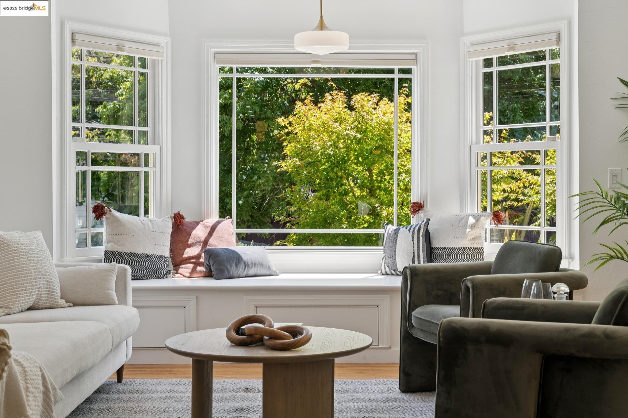 Detail Gallery Image 6 of 49 For 406 62nd St, Oakland,  CA 94609 - 3 Beds | 2 Baths