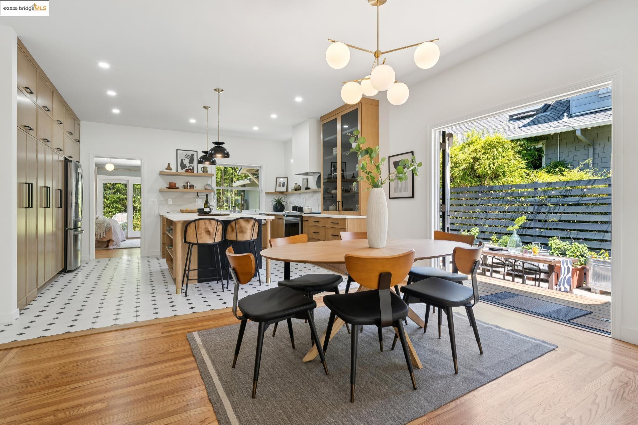Detail Gallery Image 10 of 49 For 406 62nd St, Oakland,  CA 94609 - 3 Beds | 2 Baths