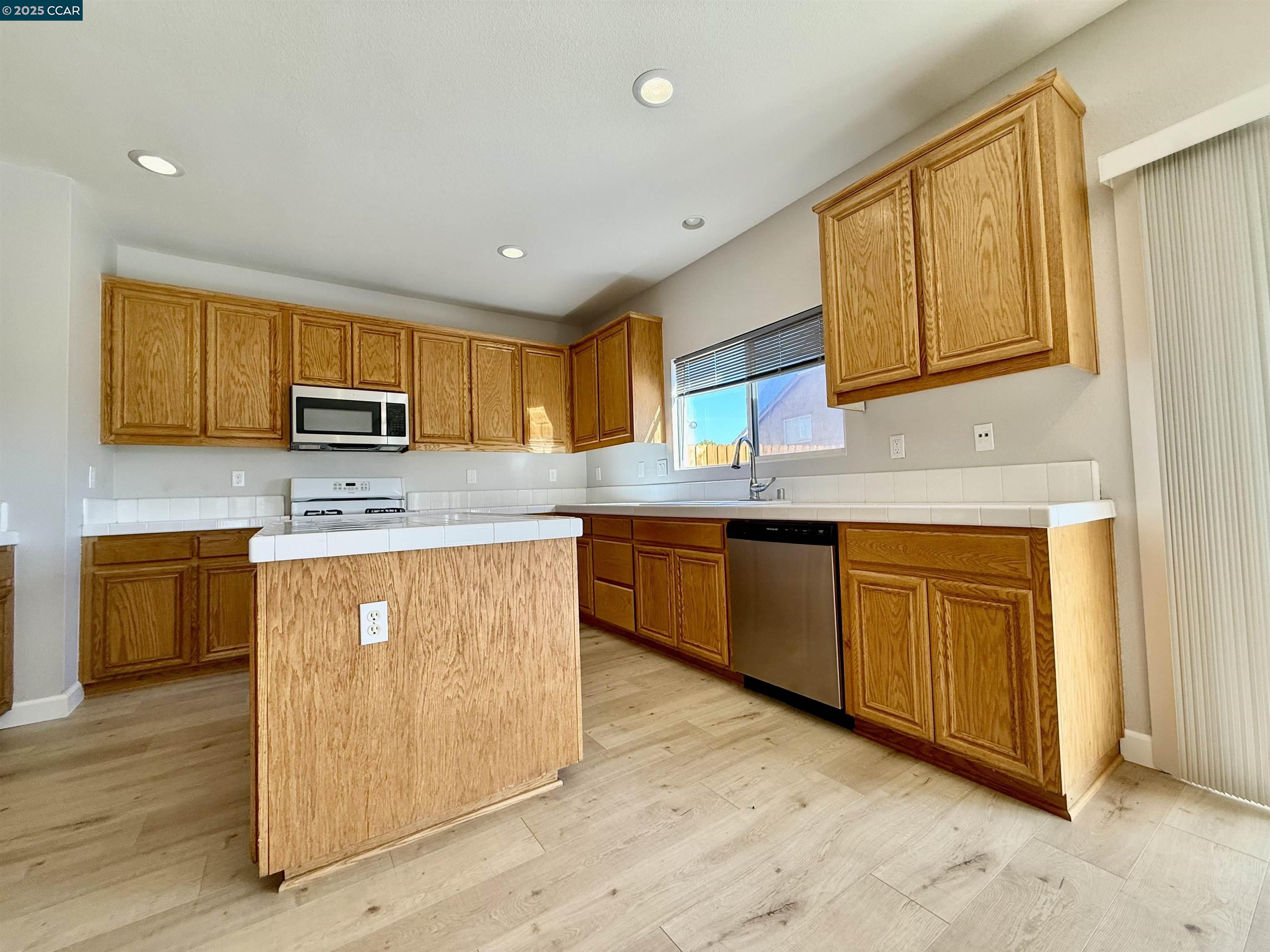 Detail Gallery Image 12 of 29 For 4431 Meadow Valley Cir, Fairfield,  CA 94534 - 4 Beds | 2/1 Baths