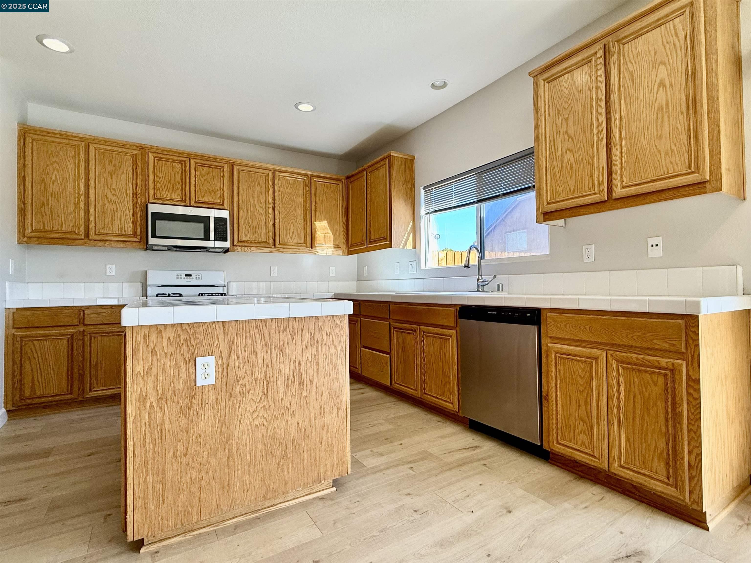 Detail Gallery Image 10 of 29 For 4431 Meadow Valley Cir, Fairfield,  CA 94534 - 4 Beds | 2/1 Baths