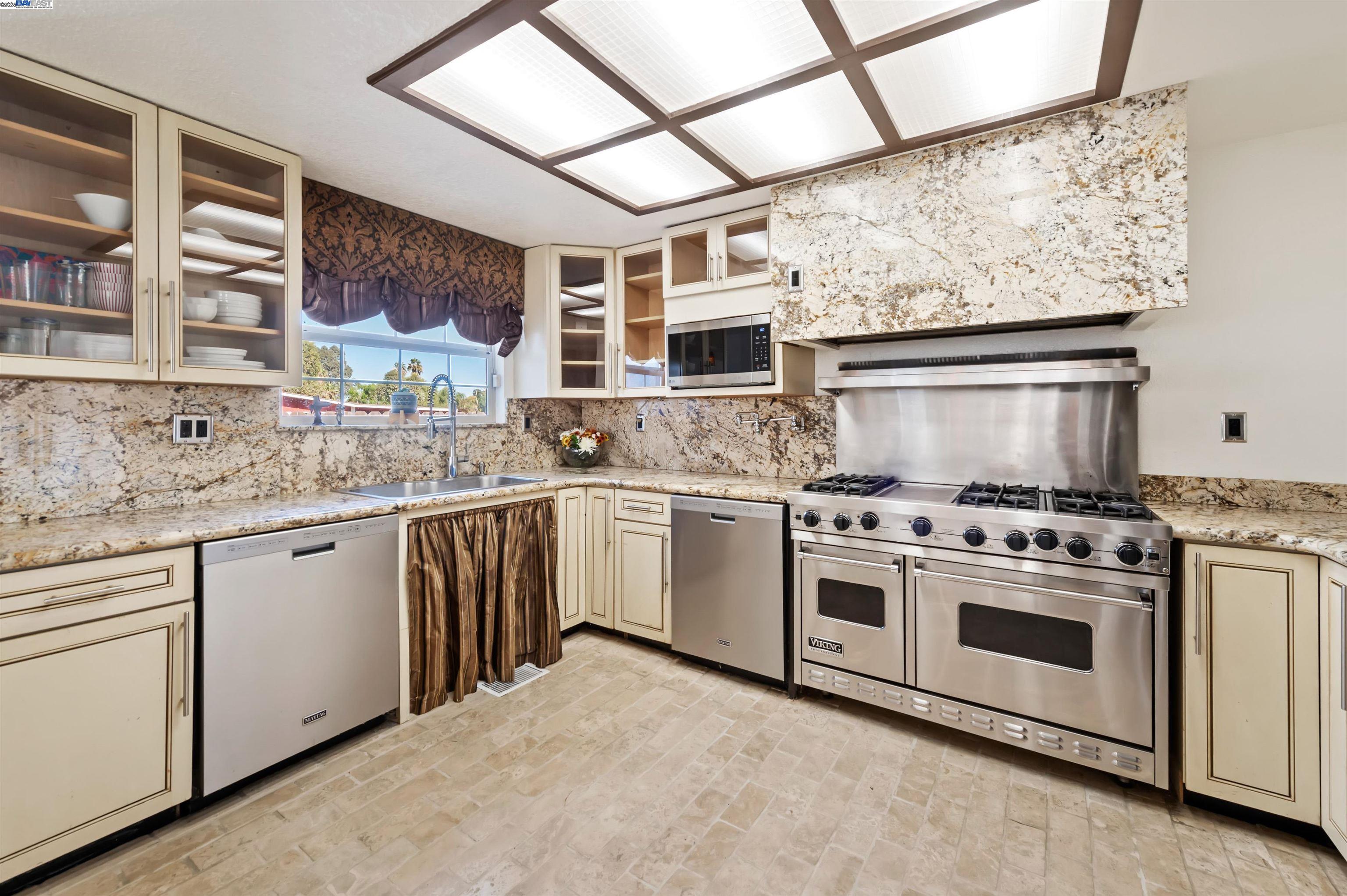 Detail Gallery Image 12 of 60 For 23551 Rancho Ramon Ct, Tracy,  CA 95304 - 6 Beds | 3 Baths
