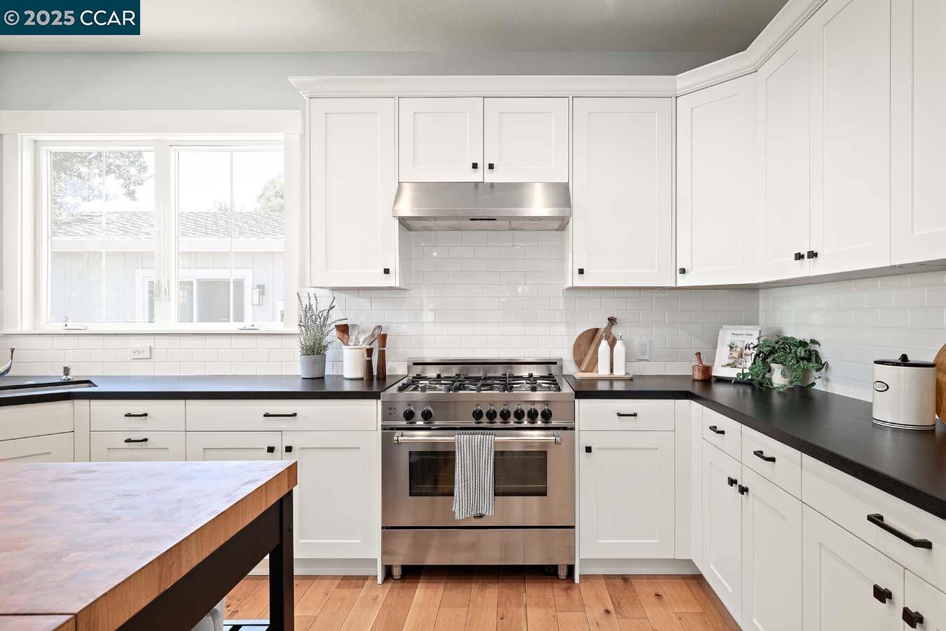 Detail Gallery Image 11 of 44 For 2166 Overlook Dr, Walnut Creek,  CA 94597 - 4 Beds | 3/1 Baths