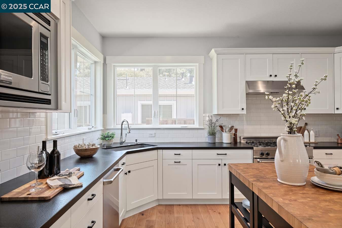 Detail Gallery Image 13 of 44 For 2166 Overlook Dr, Walnut Creek,  CA 94597 - 4 Beds | 3/1 Baths