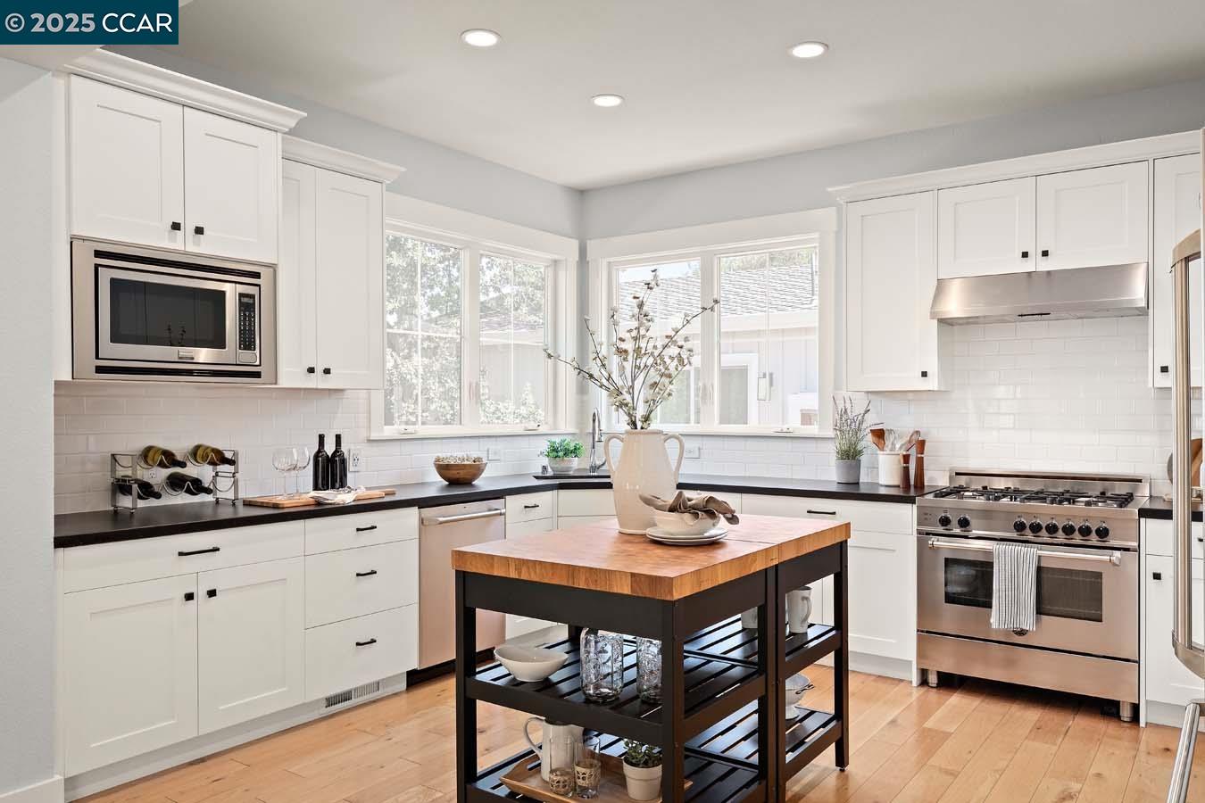 Detail Gallery Image 10 of 44 For 2166 Overlook Dr, Walnut Creek,  CA 94597 - 4 Beds | 3/1 Baths